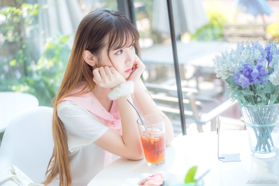 “岳父病了？要不我陪夫人去一趟？”刘璝有些讶然道。
